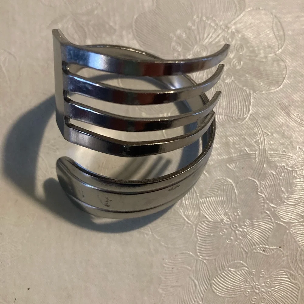 5 Crate&Barrel shimmery napkins w/6 funky bent fork napkin rings